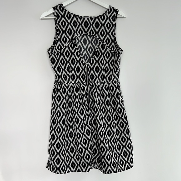 Mini dress with sexy back cut - Picture 3 of 3